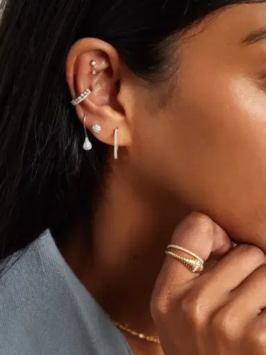 STONE AND STRAND Medium Oval 14-karat Gold Diamond Hoop Earrings | Thumbnail 4 STONE AND STRAND Medium Oval 14-karat Gold Diamond Hoop Earrings | Thumbnail 4