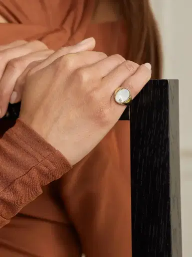 Yvonne Léon 9-karat Gold, Mother-of-pearl And Diamond Ring | Thumbnail 2