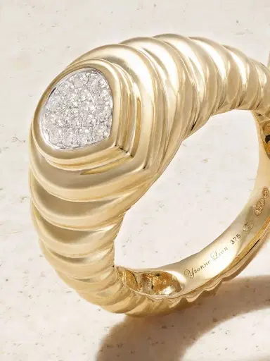 Yvonne Léon Mini 9-karat Gold Diamond Signet Ring | Thumbnail 4