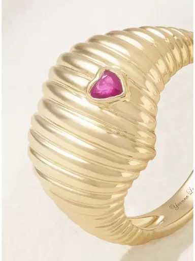 Yvonne Léon Chevaliere Berlingot 9-karat Gold Ruby Signet Ring | Thumbnail 4