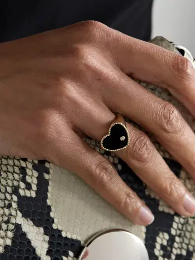 Yvonne Léon Chevalière Coeur 9-karat Gold, Onyx And Diamond Ring | Thumbnail 2