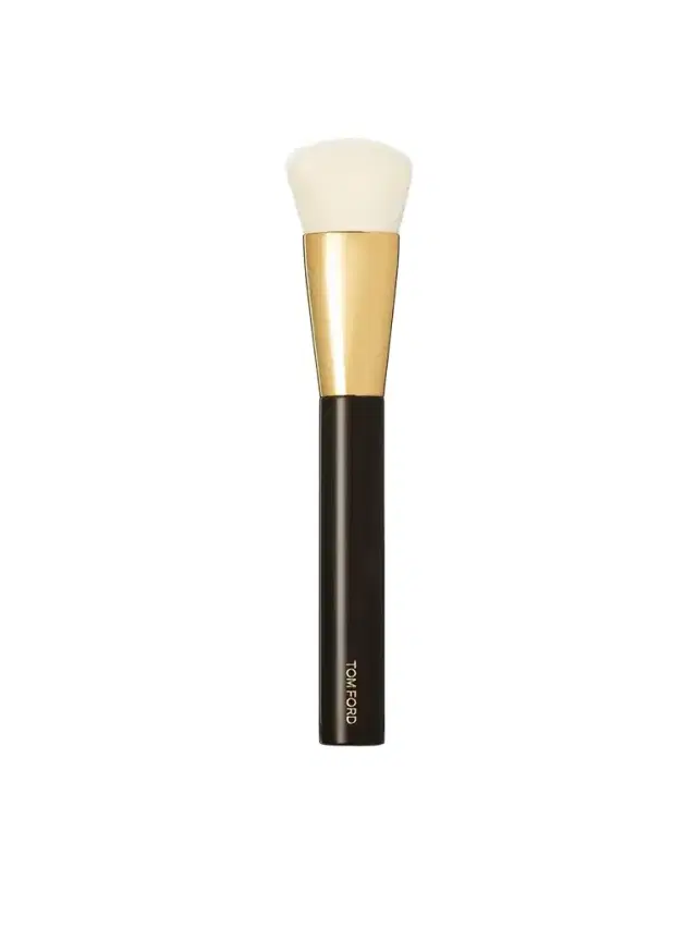 Shade And Illuminate Foundation Brush