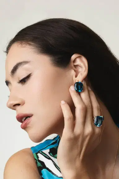 GOSHWARA Gossip Blue Topaz Cushion Ring | Thumbnail 3