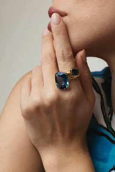 GOSHWARA Gossip Blue Topaz Cushion Ring | Thumbnail 4