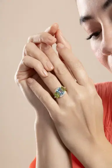 GOSHWARA Gossip Three Stone Blue Topaz Peridot Ring | Thumbnail 3