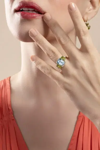 GOSHWARA Gossip Three Stone Blue Topaz Peridot Ring | Thumbnail 5