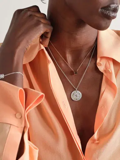 De Beers London Talisman Medal 18-karat White Gold Diamond Necklace | Thumbnail 5