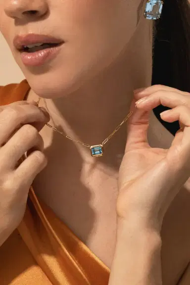 GOSHWARA Blue Topaz East West Pendant Necklace | Thumbnail 2