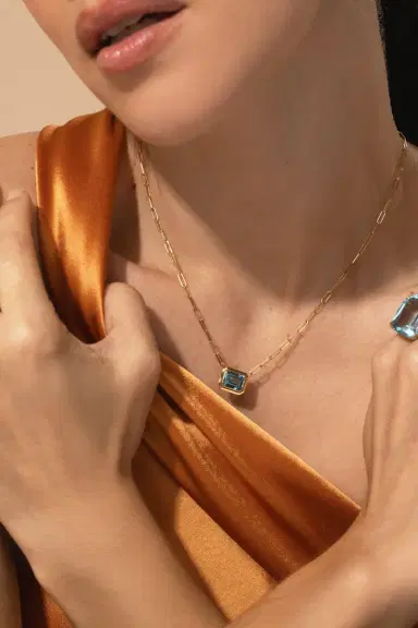 GOSHWARA Blue Topaz East West Pendant Necklace | Thumbnail 4