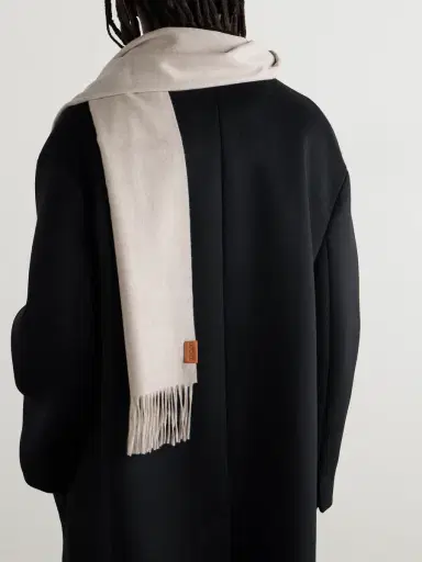 Loewe Logo-Appliquéd Fringed Cashmere Scarf - Men | Thumbnail 2 Loewe Logo-Appliquéd Fringed Cashmere Scarf - Men | Thumbnail 2