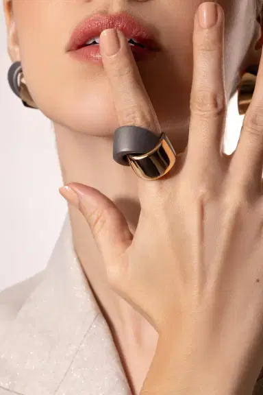 Vhernier Abbraccio Gold Titanium Ring | Thumbnail 3