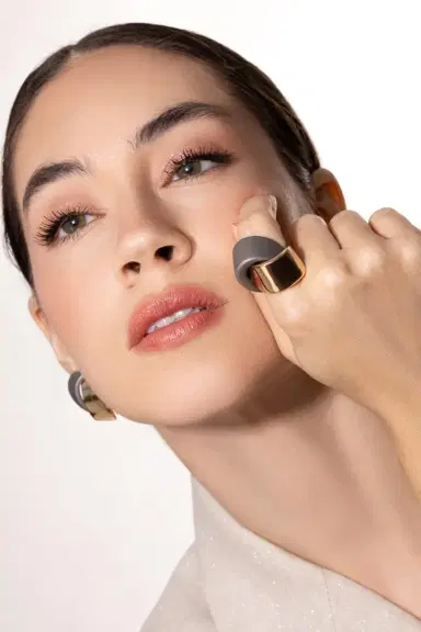 Vhernier Abbraccio Gold Titanium Ring | Thumbnail 4