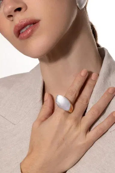 Vhernier Rock Crystal Mother of Pearl Aladino Ring | Thumbnail 3