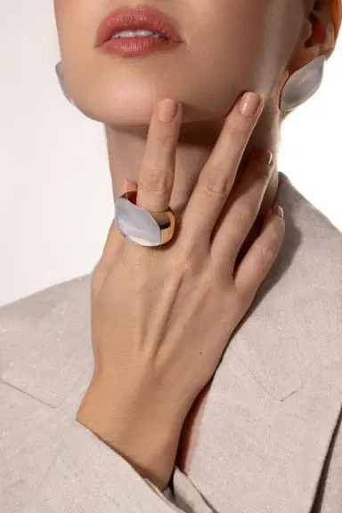 Vhernier Rock Crystal Mother of Pearl Aladino Ring | Thumbnail 4