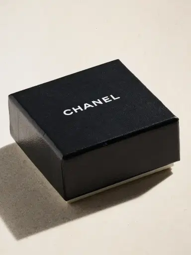Vintage Chanel plated Faux Pearl Clip Earrings | Thumbnail 4