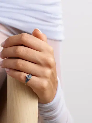 Yvonne Léon Baby Chevalière 9-karat Gold Sapphire Signet Ring | Thumbnail 2 Yvonne Léon Baby Chevalière 9-karat Gold Sapphire Signet Ring | Thumbnail 2
