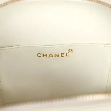 Chanel Vintage Chanel Round Vanity Bag White and Black Patent Leather Antique Gold Hardware | Thumbnail 9