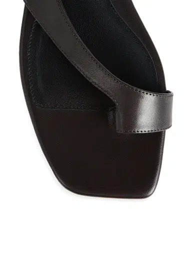 Toteme Women's Sculptural Leather Flat Sandals - Pepper | Thumbnail 4 Toteme Women's Sculptural Leather Flat Sandals - Pepper | Thumbnail 4