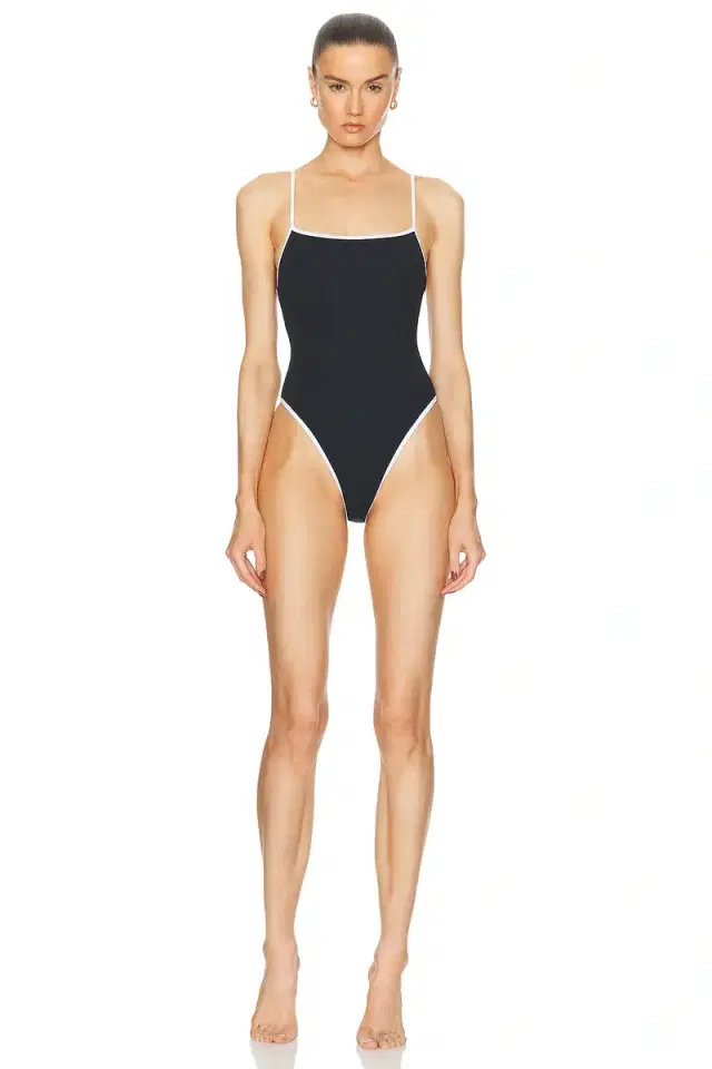 L'Academie Jolie One Piece