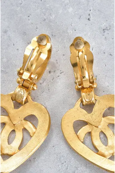 Chanel Chanel 1995 CC Heart Clip-On Earrings | Thumbnail 4 Chanel Chanel 1995 CC Heart Clip-On Earrings | Thumbnail 4