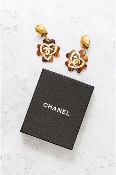 Chanel Chanel CC Tortoiseshell Clover Clip-On Earrings | Thumbnail 7 Chanel Chanel CC Tortoiseshell Clover Clip-On Earrings | Thumbnail 7