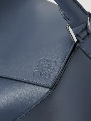 Loewe Puzzle Edge Large Logo-Debossed Leather Messenger Bag - Men | Thumbnail 4