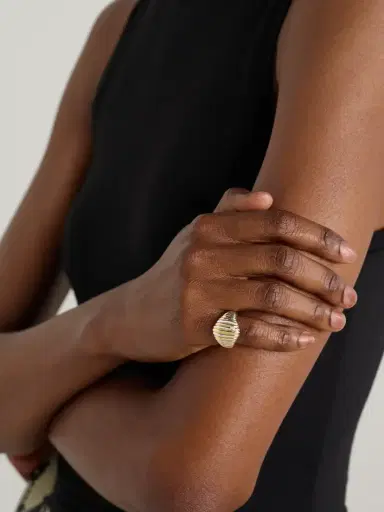 Yvonne Léon Chevalière Berlingot 9-karat Yellow And White Gold Diamond Signet Ring | Thumbnail 2