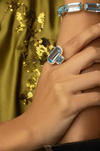 GOSHWARA Blue Topaz Three Stone Gossip Ring | Thumbnail 4