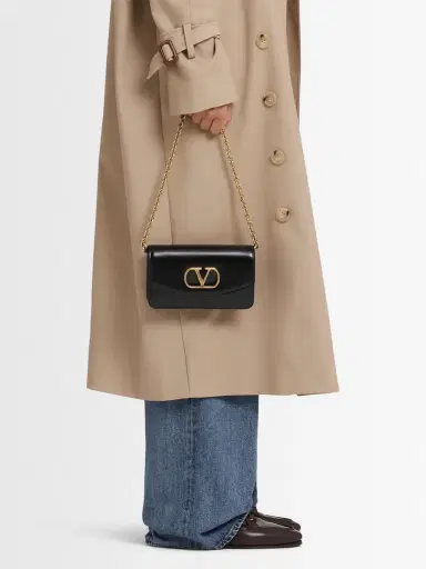 VALENTINO GARAVANI Small Shiny Leather Clutch | Thumbnail 3