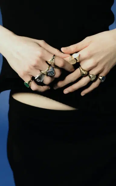 Yvonne Léon 9K Yellow Gold Blue Sapphire Blue Signet Ring | Thumbnail 2