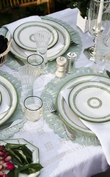 Moda Domus Set-of-Two Leaf-Painted Creamware Dinner Plates - Green | Thumbnail 3 Moda Domus Set-of-Two Leaf-Painted Creamware Dinner Plates - Green | Thumbnail 3