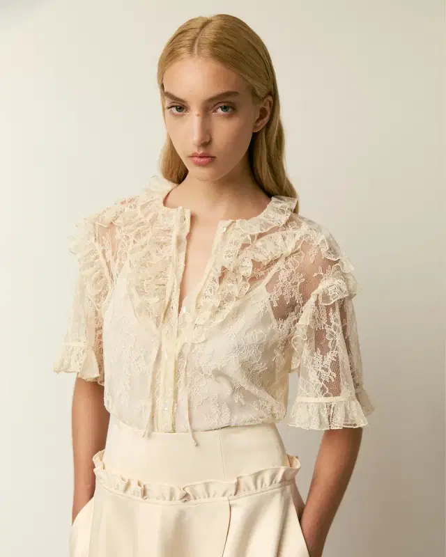 Aknvas The Kyra lace top