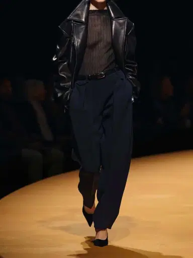 Khaite Dugan Pleated Crepe Tapered Pants | Thumbnail 4