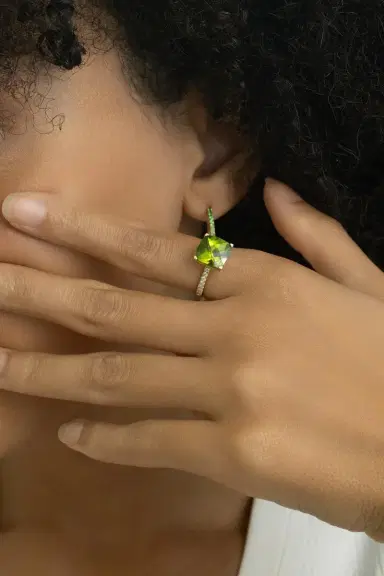 LISA NIK Diamond Peridot Cushion Ring | Thumbnail 4