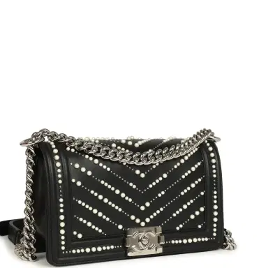 Chanel Chanel Medium Boy Bag Black Pearl Chevron Calfskin Silver Hardware | Thumbnail 2 Chanel Chanel Medium Boy Bag Black Pearl Chevron Calfskin Silver Hardware | Thumbnail 2