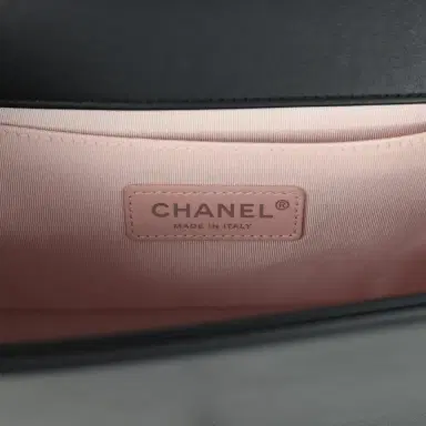Chanel Chanel Medium Boy Bag Black Pearl Chevron Calfskin Silver Hardware | Thumbnail 9 Chanel Chanel Medium Boy Bag Black Pearl Chevron Calfskin Silver Hardware | Thumbnail 9