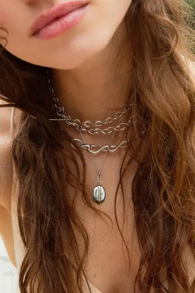 MONICA RICH KOSANN Slim Oval Tess Locket Necklace | Thumbnail 2 MONICA RICH KOSANN Slim Oval Tess Locket Necklace | Thumbnail 2