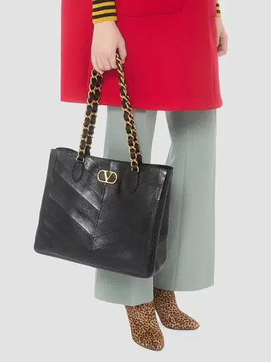 Valentino Garavani Women's Laseine Shopping Bag in Nappa Leather with a Chevron Pattern | Thumbnail 3 Valentino Garavani Women's Laseine Shopping Bag in Nappa Leather with a Chevron Pattern | Thumbnail 3