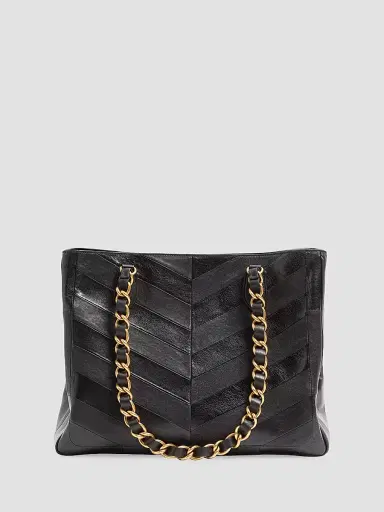 Valentino Garavani Women's Laseine Shopping Bag in Nappa Leather with a Chevron Pattern | Thumbnail 4 Valentino Garavani Women's Laseine Shopping Bag in Nappa Leather with a Chevron Pattern | Thumbnail 4