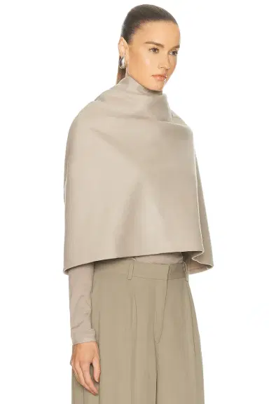 Karen Arcanjo Hima Cape | Thumbnail 2