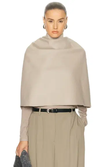 Karen Arcanjo Hima Cape | Thumbnail 1