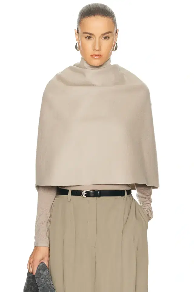 Karen Arcanjo Hima Cape
