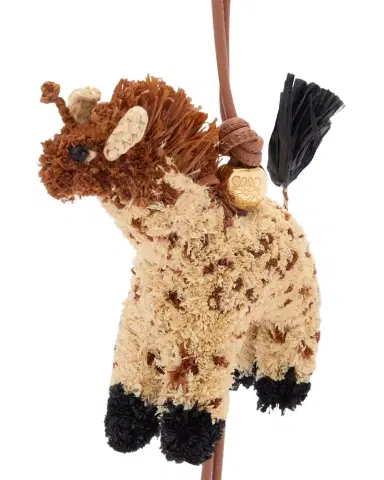 Loewe x Paula's Ibiza Giraffe Charm in Raffia | Thumbnail 1 Loewe x Paula's Ibiza Giraffe Charm in Raffia | Thumbnail 1