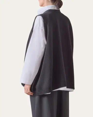Eskandar Plain Cashmere A-Line Sleeveless V-Neck Cardigan (Mid Plus Length) | Thumbnail 3