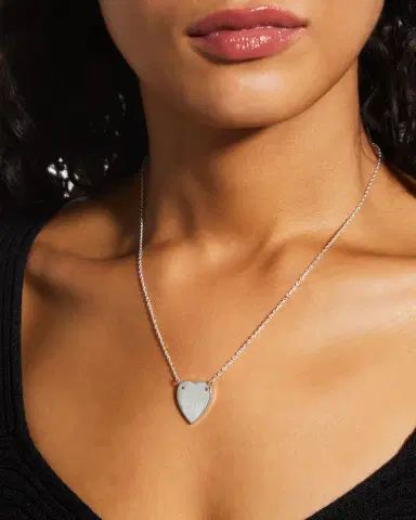 Gucci Engraved Heart Trademark Necklace | Thumbnail 2