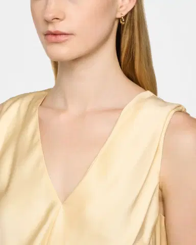 Sydney Evan 14K Gold Fluted Heart Hoop Earrings | Thumbnail 2