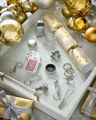 Robin Reed Golden Glitter Snowsky Christmas Crackers, Set of 6 | Thumbnail 2
