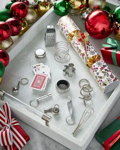 Robin Reed Winter Berry Christmas Crackers, Set of 6 | Thumbnail 2
