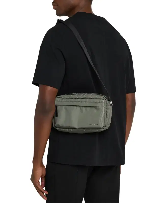 Men 's Essential U Crossbody Bag