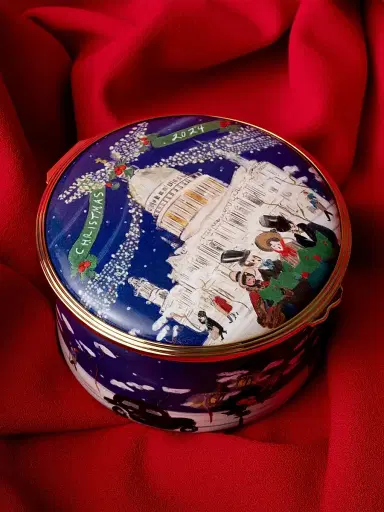 Halcyon Days 2024 Christmas Carolers at St. Paul's Enamel Box | Thumbnail 6 Halcyon Days 2024 Christmas Carolers at St. Paul's Enamel Box | Thumbnail 6